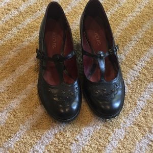 Aerosoles Black Strapped Low Heels in Size 8